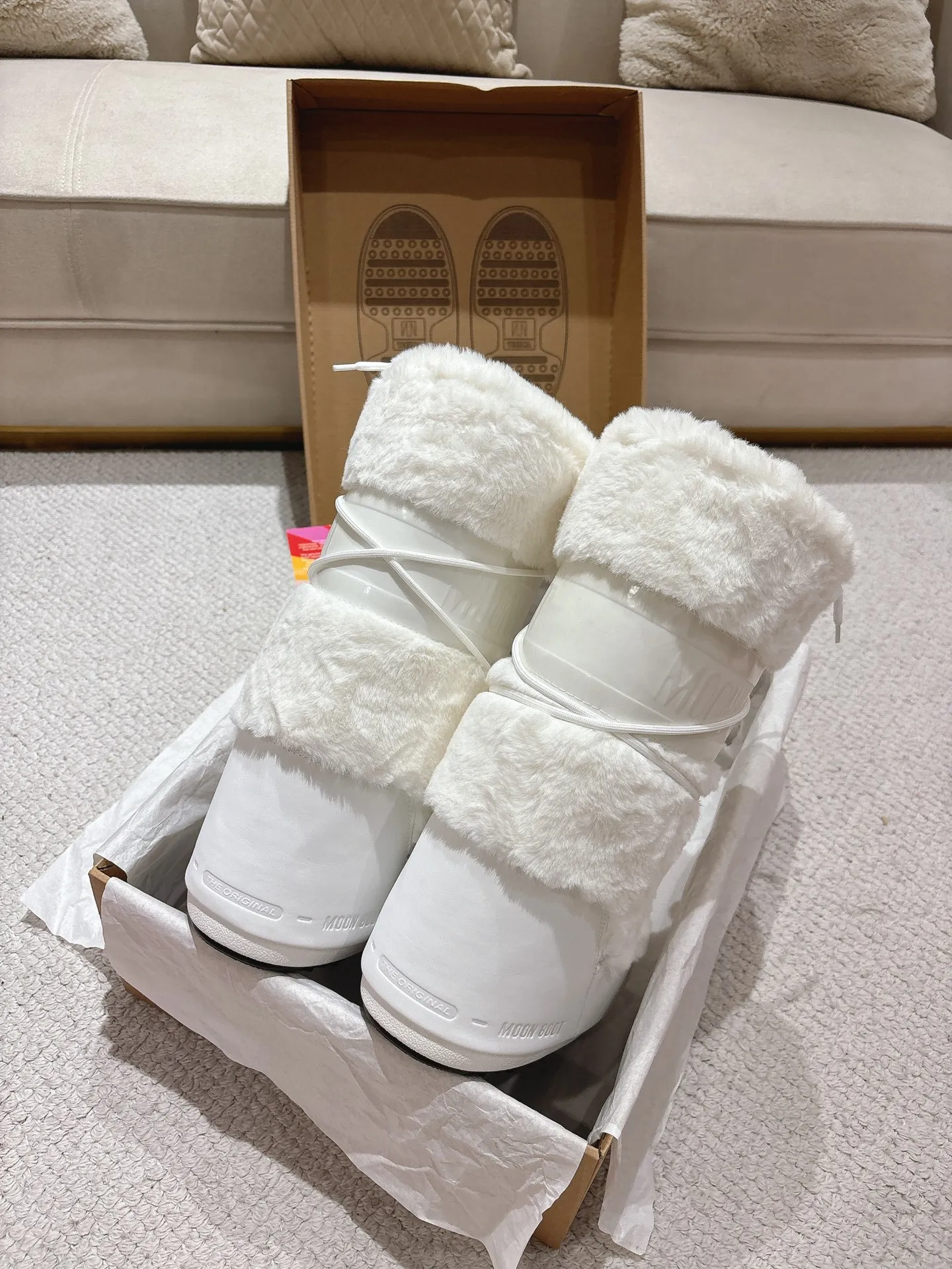 p680 [Exclusive top quality | New upgraded version] ✨A must-buy in winter 2025! Moon Boot moon snow boots - the ultimate warm weapon for fashionistas ❄️ Forget UGG! This winter🔥The "ugly Big Mac" that dominates the streets is here~ 👢The same Y2K retro style from Paris Hilton and Beckham is back! 4cm taller inside ✨ Invisible leg lift · Extremely slimming 👌 Fluffy and soft but not bloated, instantly show off your sense of style when put on your feet 🦋 The same style for both men and women | Can be worn by both men and women | Regardless of left or right foot!  ❄️Maximum thermal insulation power｜No pressure for fun in the snow 💫Trendy style code｜Easily achieve the Millennial hot girl style Say goodbye to ordinary snow boots ~ This winter you need to be warm and rusty! 🌟 #MoonBoot snow boots #winter hot style #瞞小similar style #millennium style wear ❶Fabric: original custom/cowhide/woven wool/high mercerized waterproof cloth ❷Inner: original 100% silk cotton liner ❸Feet: original 100% silk cotton liner ❹Outsole: original molded two-color non-slip outsole ❺Sole thickness: 4cm (including inner**) ❻Number of codes: 35-40 (41. Customized) ❼Packaging: Original full set of packaging ☀Color: Official website updated simultaneously